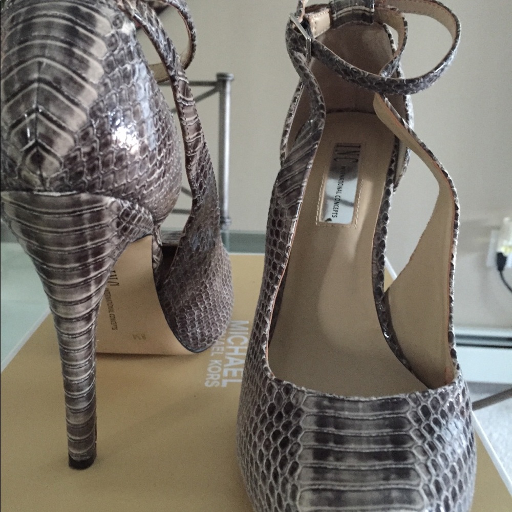 INC black and white pumps
